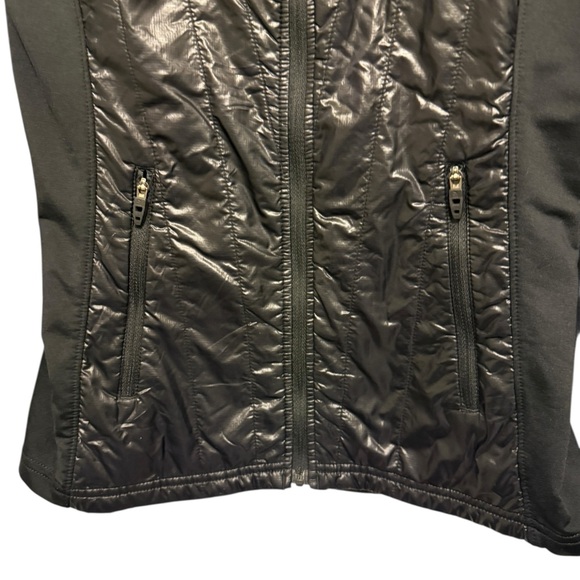 The North Face Women's Black Ski Jacket in great condtions. Soft, lightweight - Picture 13 of 16